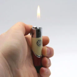 Briquet Cylindre Bicolore Volkswagen Rouge Et Beige -Fumeurs Fournitures Magasin briquet cylindre bicolore volkswagen rouge et beige 4