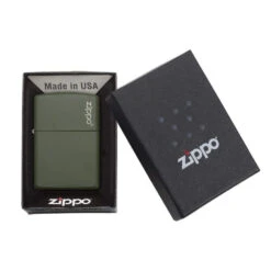Briquet Zippo Logo - Vert Mat -Fumeurs Fournitures Magasin briquet zippo logo vert mat 2